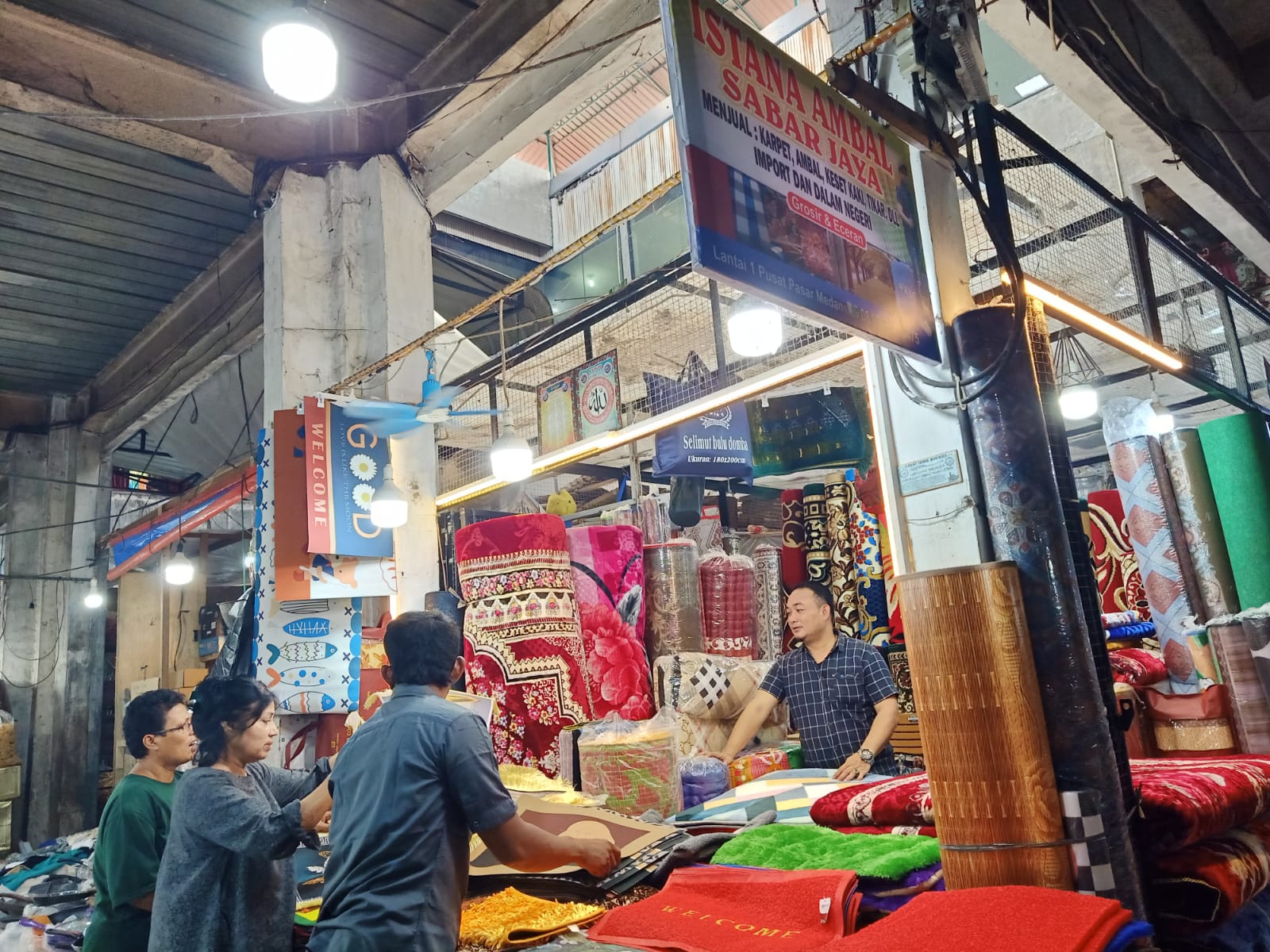 Sabar Tarigan Jaya saat melayani pembeli di Lantai I Pasar Pusat Pasar Medan, Minggu (14/7/2024). BP/erwan