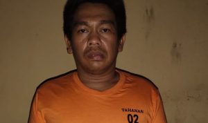 Kedua terduga pengedar sabu diamankan bersama barang bukti di Mapolres Labusel.(Istimewa)