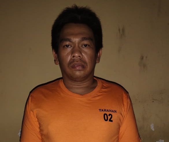 Kedua terduga pengedar sabu diamankan bersama barang bukti di Mapolres Labusel.(Istimewa)
