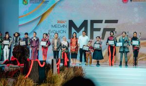 Wali Kota Medan Bobby Nasution foto bersama di Fashion Festival di Medan. BP/erwan