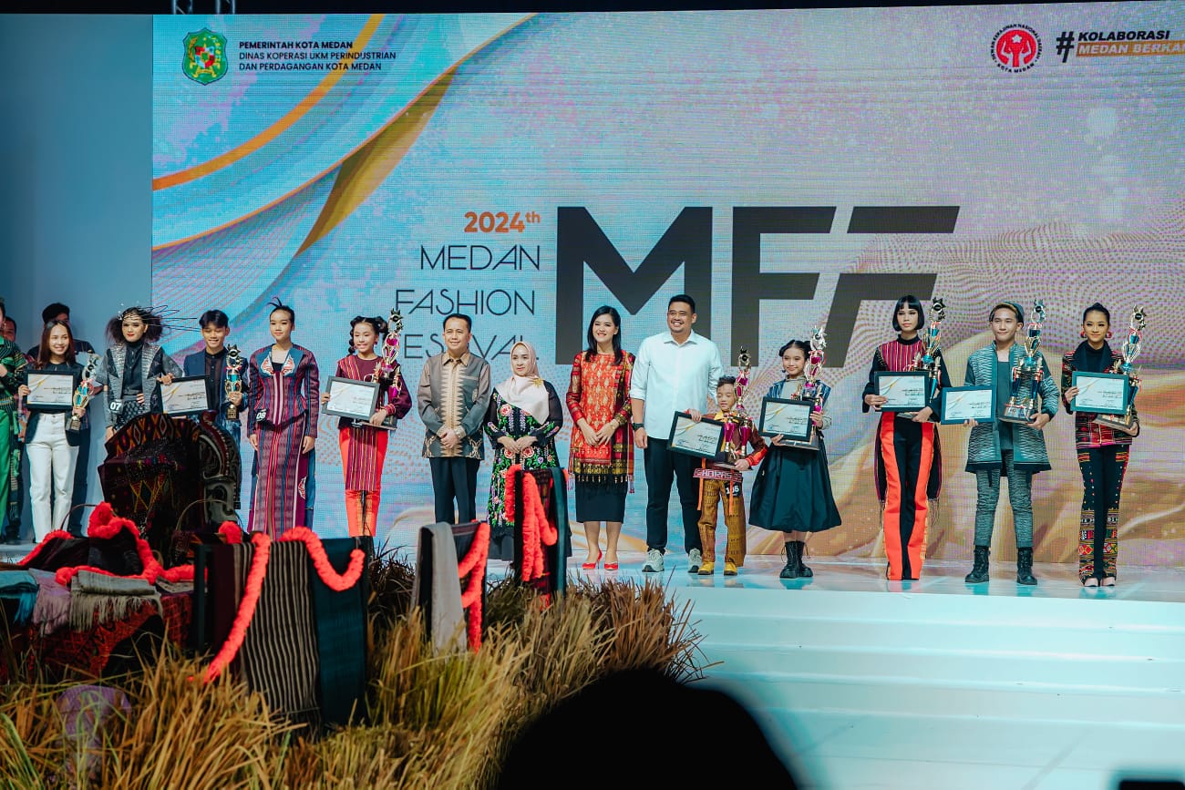 Wali Kota Medan Bobby Nasution foto bersama di Fashion Festival di Medan. BP/erwan