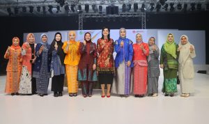 Ketua Dekranasda Tapsel Ny Rosalina Dolly Pasaribu foto bersama dengan Ketua Dekranasda se-Sumut di acara MFF, Sabtu (13/7-24). Foto : BP/Ist