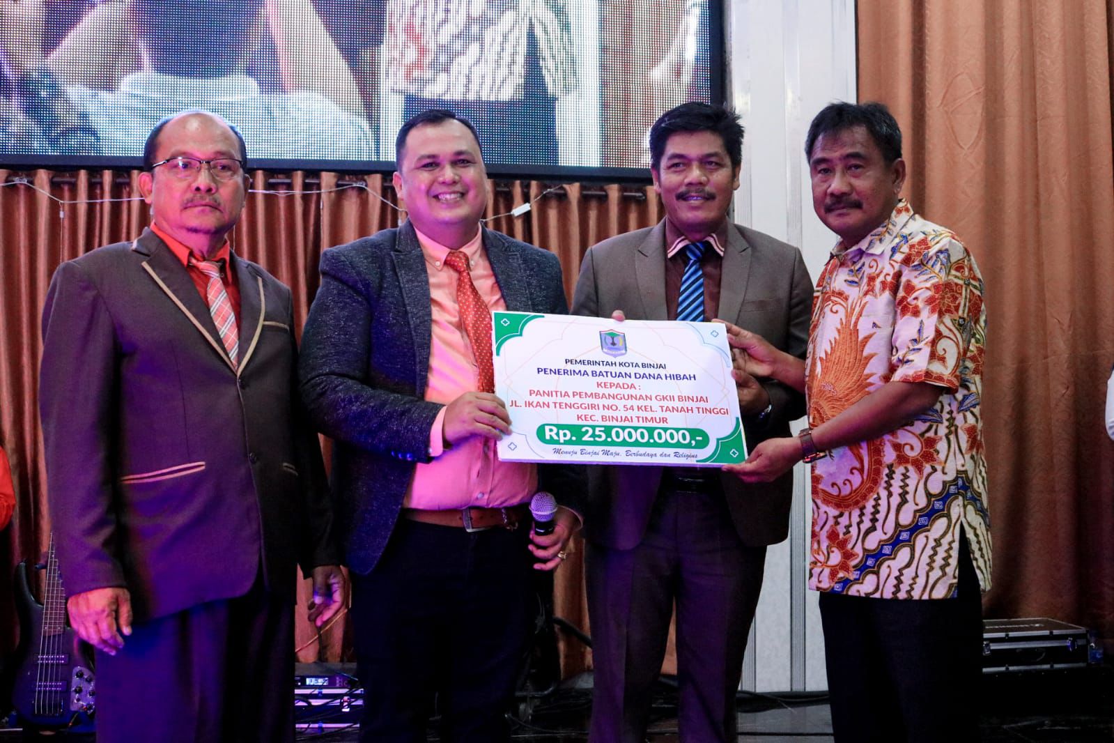 Wali Kota Binjai serahkan bantuan hibah ke Gereja Kemah Injil Indonesia.