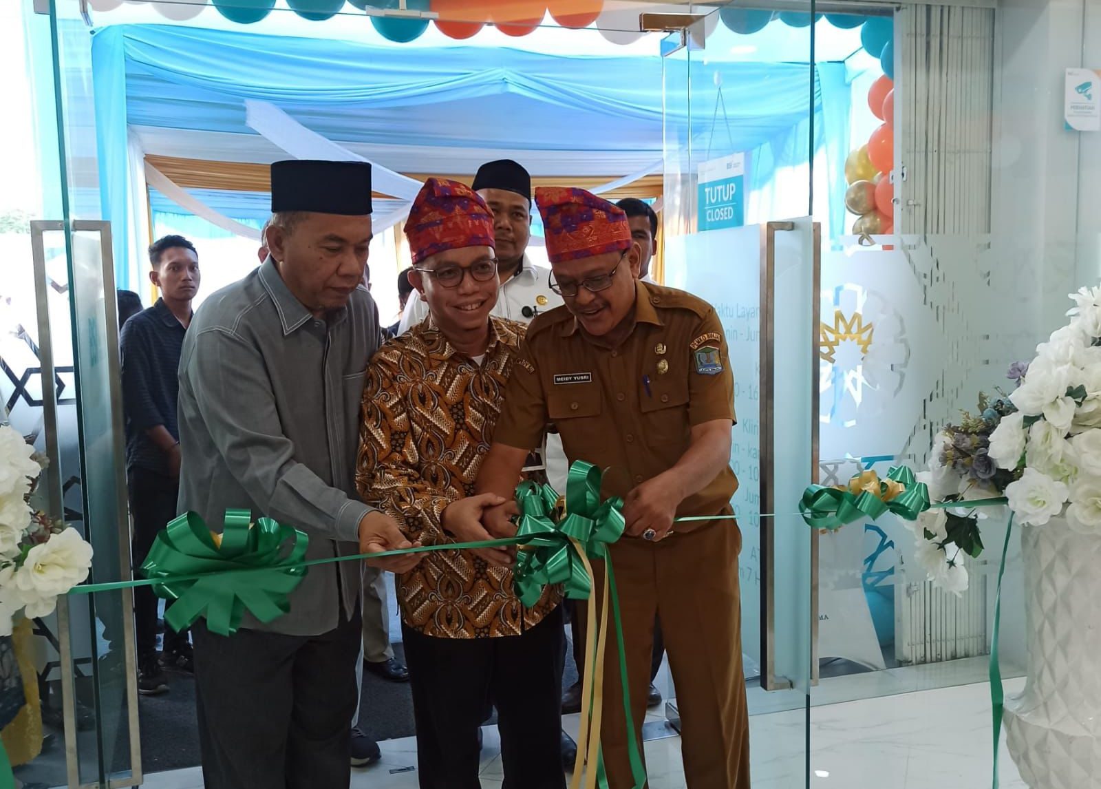 Asisten lll Pemko Binjai DRS.Meidi Yusri hadiri peresmian Bank BSI. 