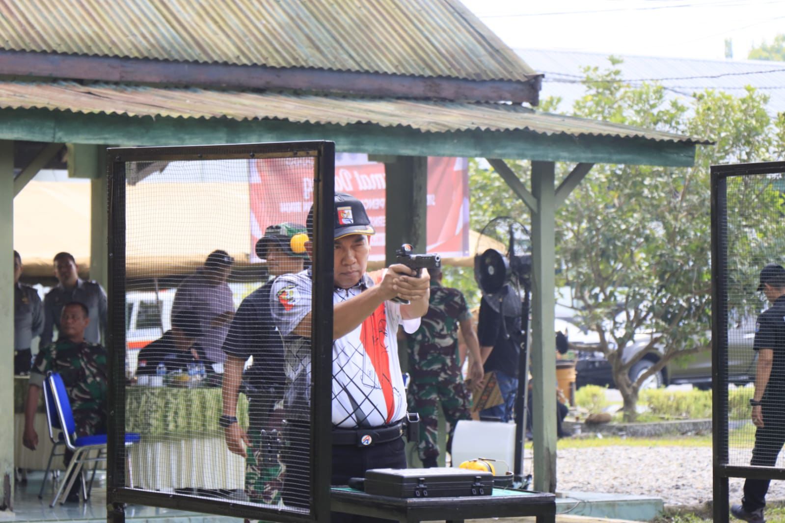 Mewakili Wali Kota Binjai dr Sugianto Sp.OG ambil posisi latihan menembak dengan Perbakin di lapangan tembak Yon Arhanudse 11.