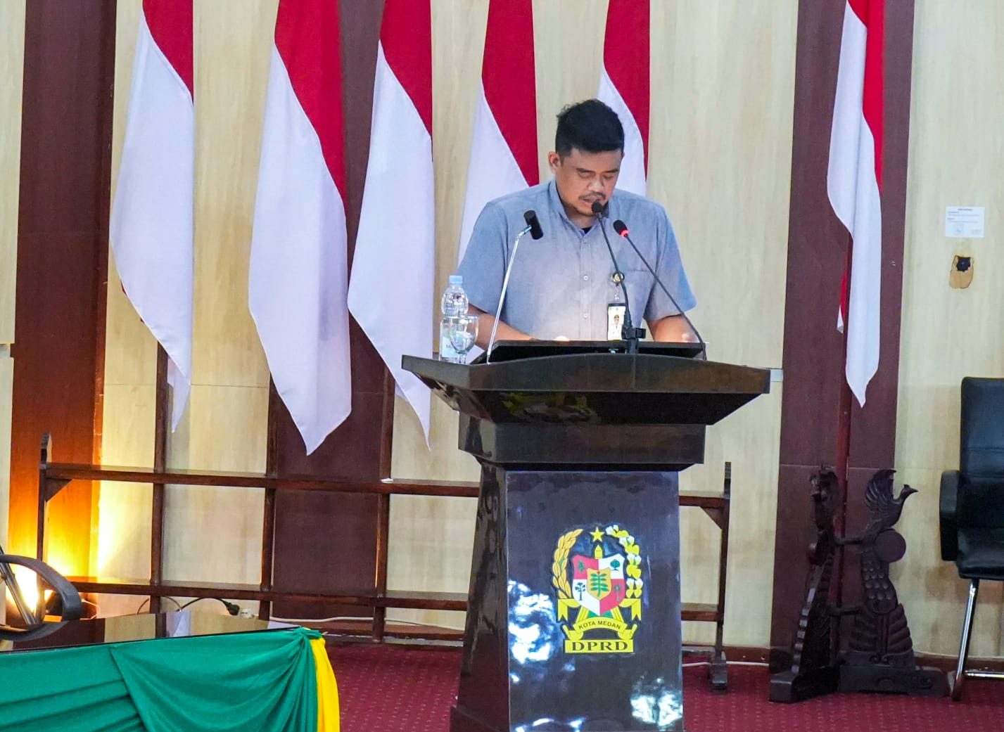 Wali Kota Medan Bobby Nasution menyampaikan pandangannya sidang Paripurna DPRD Medan . BP/erwan