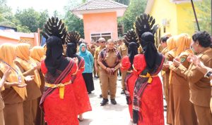 Bupati Tapsel Dolly Pasaribu yang didampingi Kadis Kesehatan Tapsel dr Rudi Iskandar MKes Camat Muara Tais Aswid Parmonangan disambut secara Adat Tapsel di Puskesmas Muara Tais, Senin (22/7-24). Foto : BP/Ist