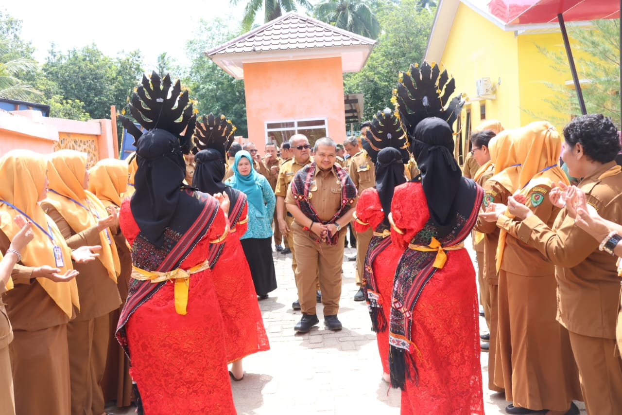Bupati Tapsel Dolly Pasaribu yang didampingi Kadis Kesehatan Tapsel dr Rudi Iskandar MKes Camat Muara Tais Aswid Parmonangan disambut secara Adat Tapsel di Puskesmas Muara Tais, Senin (22/7-24). Foto : BP/Ist