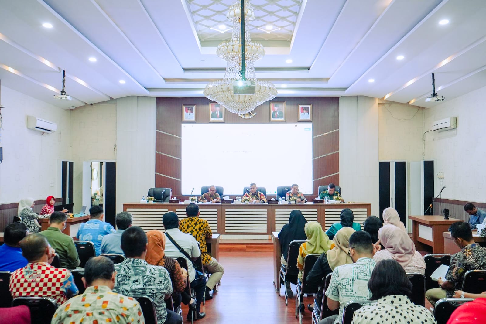 Asisten Pemerintahan dan Kesejahteraan M . Sofyan saat rapat di Balai Kota Medan. BP/erwan