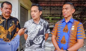 Kabag Perekonomian Pemko Medan Regen Harahap (tengah) didampingi Dirut PUD Pasar Suwarno (kanan) dan Dirop Ismail Pardede (kiri) di Pasar Induk Lau Cih. BP/erwan