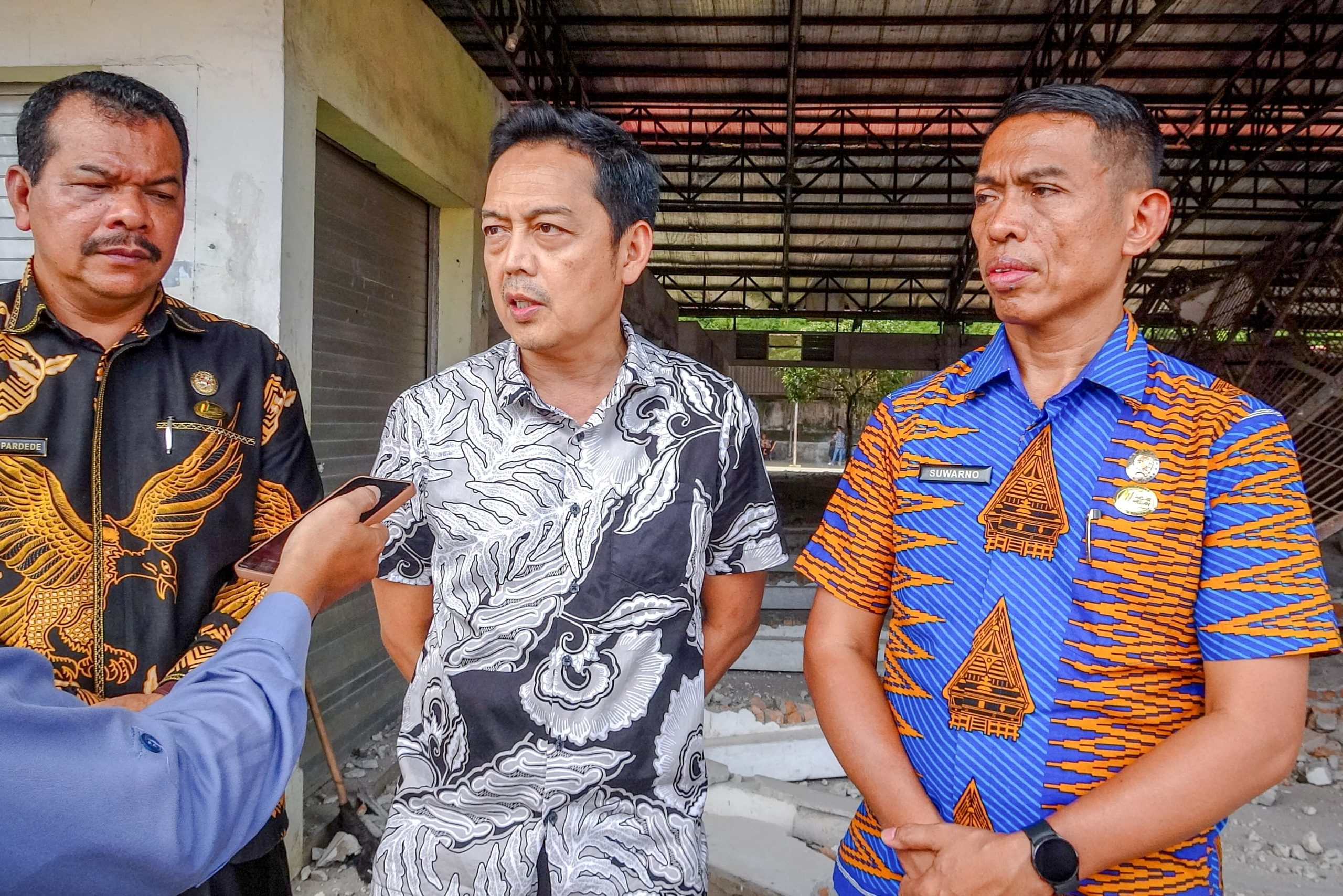 Kabag Perekonomian Pemko Medan Regen Harahap (tengah) didampingi Dirut PUD Pasar Suwarno (kanan) dan Dirop Ismail Pardede (kiri) di Pasar Induk Lau Cih. BP/erwan