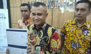 Plt Kepala Bapenda Medan M. Sofyan (tengah) didampingi Sekretaris Bapenda Medan Ody Batubara (kiri) dan Kabid PBB-BPHTB Sutan Partahi (kanan) saat memberikan keterangan di Kantor Bapenda Medan, Jalan AH. Haris Nasution. BP/erwan