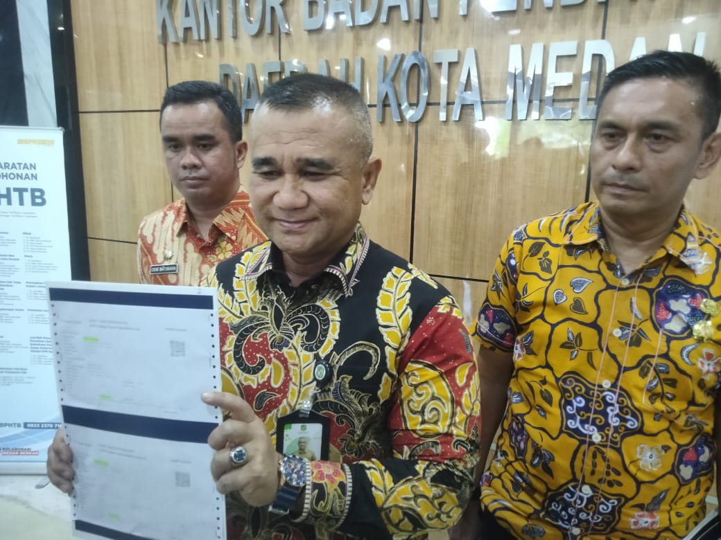 Plt Kepala Bapenda Medan M. Sofyan (tengah) didampingi Sekretaris Bapenda Medan Ody Batubara (kiri) dan Kabid PBB-BPHTB Sutan Partahi (kanan) saat memberikan keterangan di Kantor Bapenda Medan, Jalan AH. Haris Nasution. BP/erwan