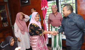 Bupati Tapsel Dolly Pasaribu saat mengunjungi rumah warga di Desa Marisi Dusun Garonggang Angkola Timur, Jum'at (26/7-24). Foto : BP/Ist