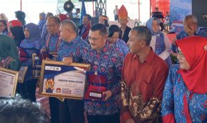 Bupati Tapsel diwakili Kadis PP dan KB Tapsel, Ahmad Ibrahim Lubis saat menerima Penghargaan Harganas ke-31 tahun 2024 di Sibolga, Jum'at (26/7-24). Foto : BP/Ist