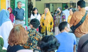 Masyarakat saat melakukan pemeriksaan gratis. BP/erwan