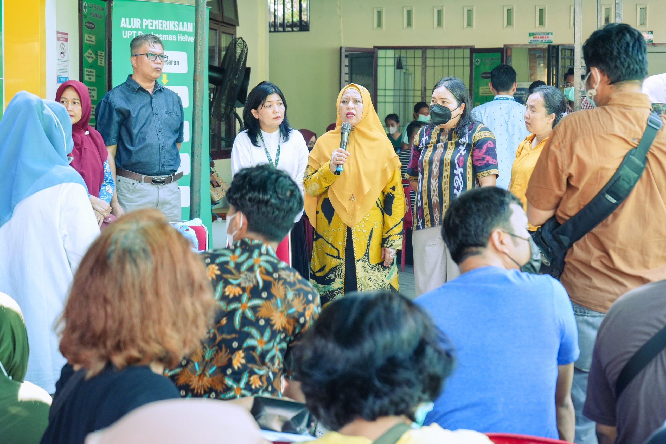 Masyarakat saat melakukan pemeriksaan gratis. BP/erwan