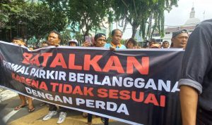 Puluhan jukir saat melakukan aksi demo di Gedung DPRD Medan, Senin (29/7/2024). BP/erwan