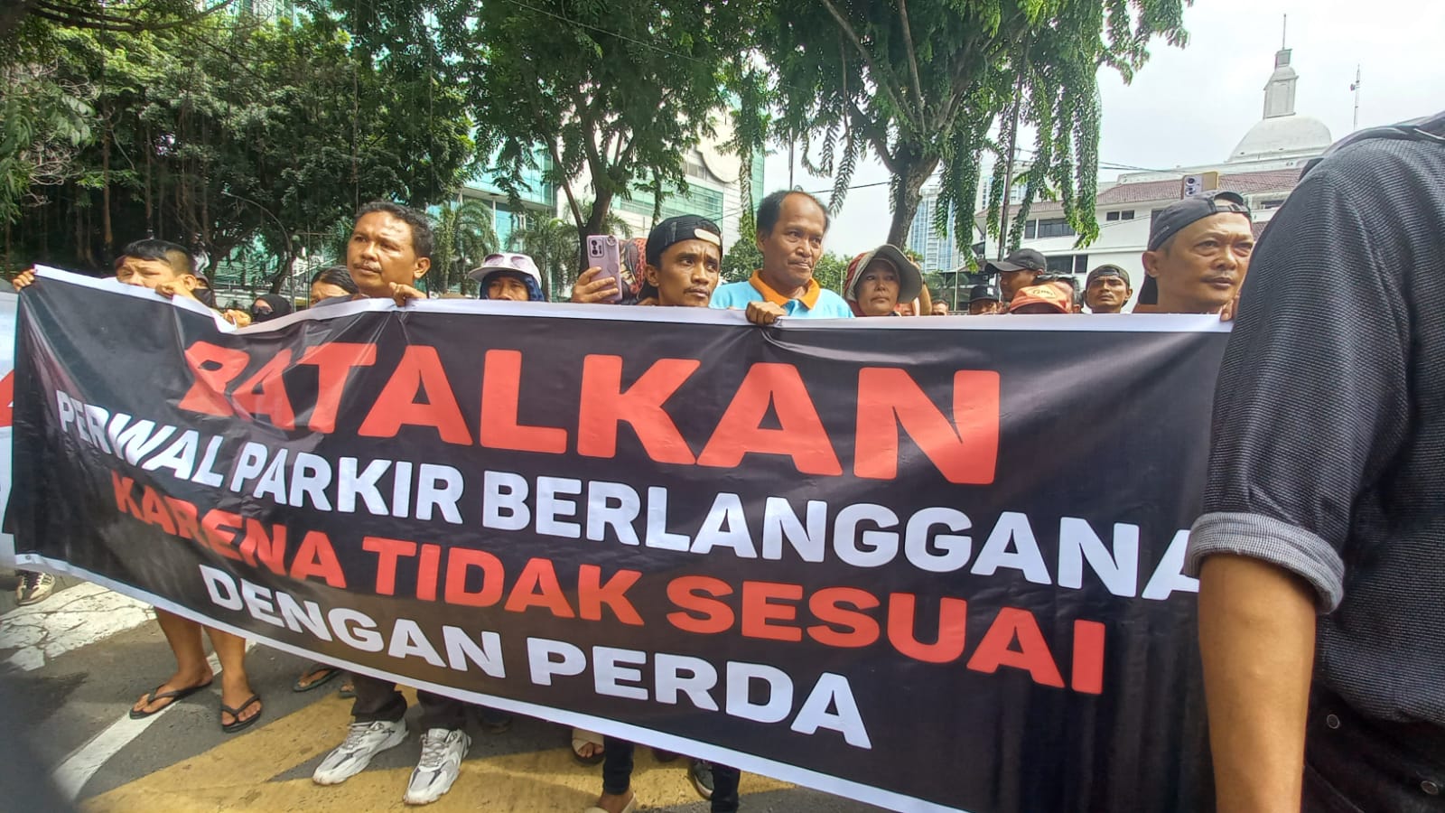 Puluhan jukir saat melakukan aksi demo di Gedung DPRD Medan, Senin (29/7/2024). BP/erwan