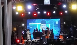 Ketua KPU Padangsidimpuan, Tagor Dumora Lubis dan Pj Wali Kota serta Forkopimda saat meluncurkan Maskot dan Jingle Pilkada Kota Padangsidimpuan 2024 di Alaman Bolak Padang Nadimpu, Minggu (14/7-24) malam. Foto : BP/Ist