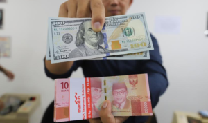 Rupiah Melemah Terhadap Dolar AS Bersamaan Dengan Mundurnya Joe Biden dari Pemilihan Presiden AS