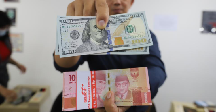 Rupiah Melemah Terhadap Dolar AS Bersamaan Dengan Mundurnya Joe Biden dari Pemilihan Presiden AS