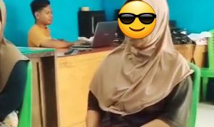 Warga yang disodorkon dua lembar surat dan uang saat memberikan keterangan kepada Wakil Ketua Koordinator Tim 9 Bacabup, Muliadi. Foto : BP/Ist