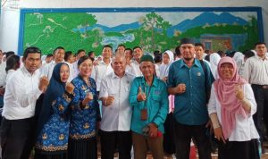 Ketua DPW IMO Sumut H. A. Nuar Erde foto bersama saat acara MPLS SMAN 6 Medan di Jalan Ansari Medan, Rabu (17/7/2024). BP/erwan
