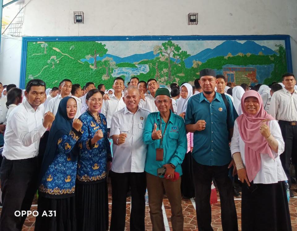 Ketua DPW IMO Sumut H. A. Nuar Erde foto bersama saat acara MPLS SMAN 6 Medan di Jalan Ansari Medan, Rabu (17/7/2024). BP/erwan