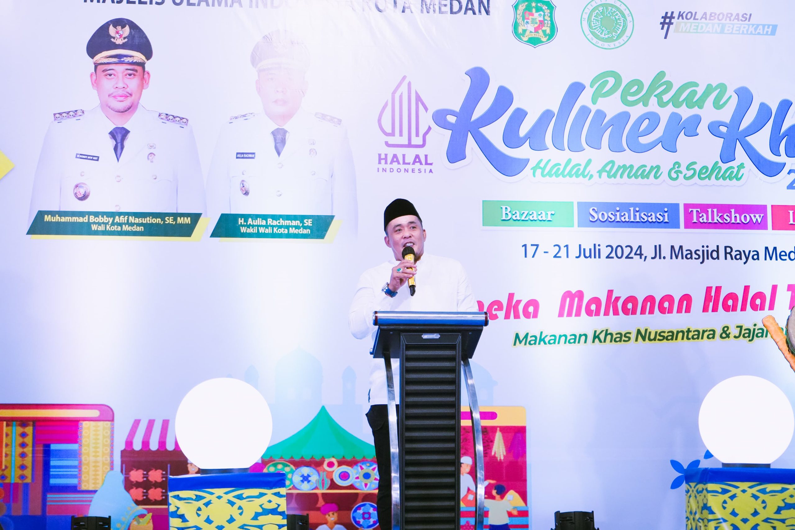 Wakil Wali Kota Aulia Rachman memberikan sambutan saat acara Pekan Kuliner di Depan Masjid Raya Medan. BP/erwan