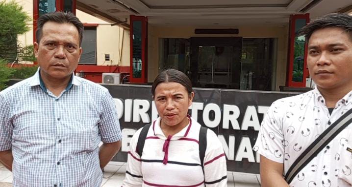 istri dan keluarga tersangka ketika berada di Markas Polda Sumut.(Istimewa).