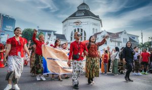 Para peserta kebaya Nusantara saat parade di Kawasan Jalan Balai Kota Medan, Minggu (21/7/2024). BP/erwan