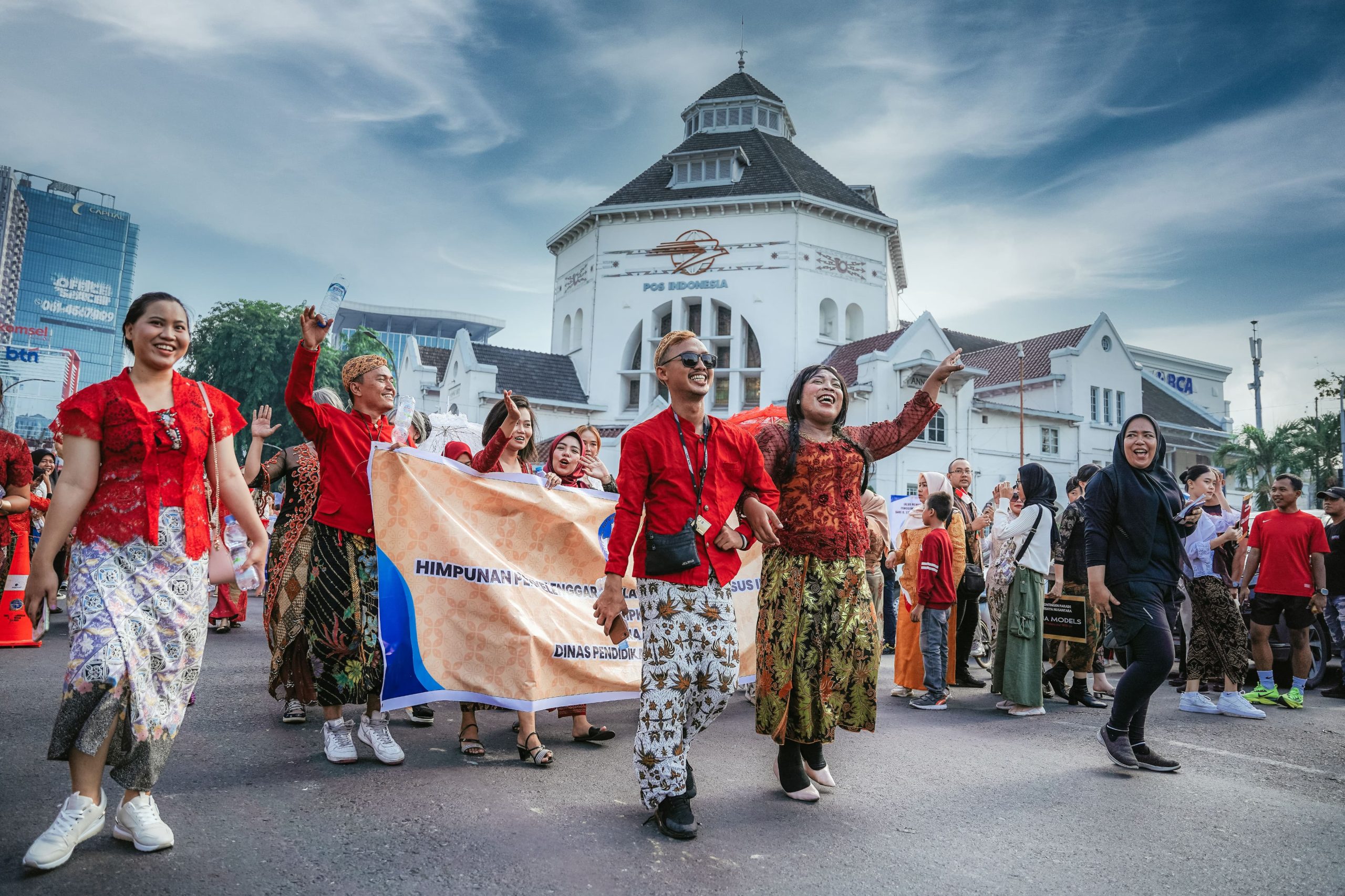 Para peserta kebaya Nusantara saat parade di Kawasan Jalan Balai Kota Medan, Minggu (21/7/2024). BP/erwan