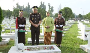 Kajati Sumut Idianto, SH,MH ketika melakukan ziarah di Makam Pahlawan Medan.(Istimewa)