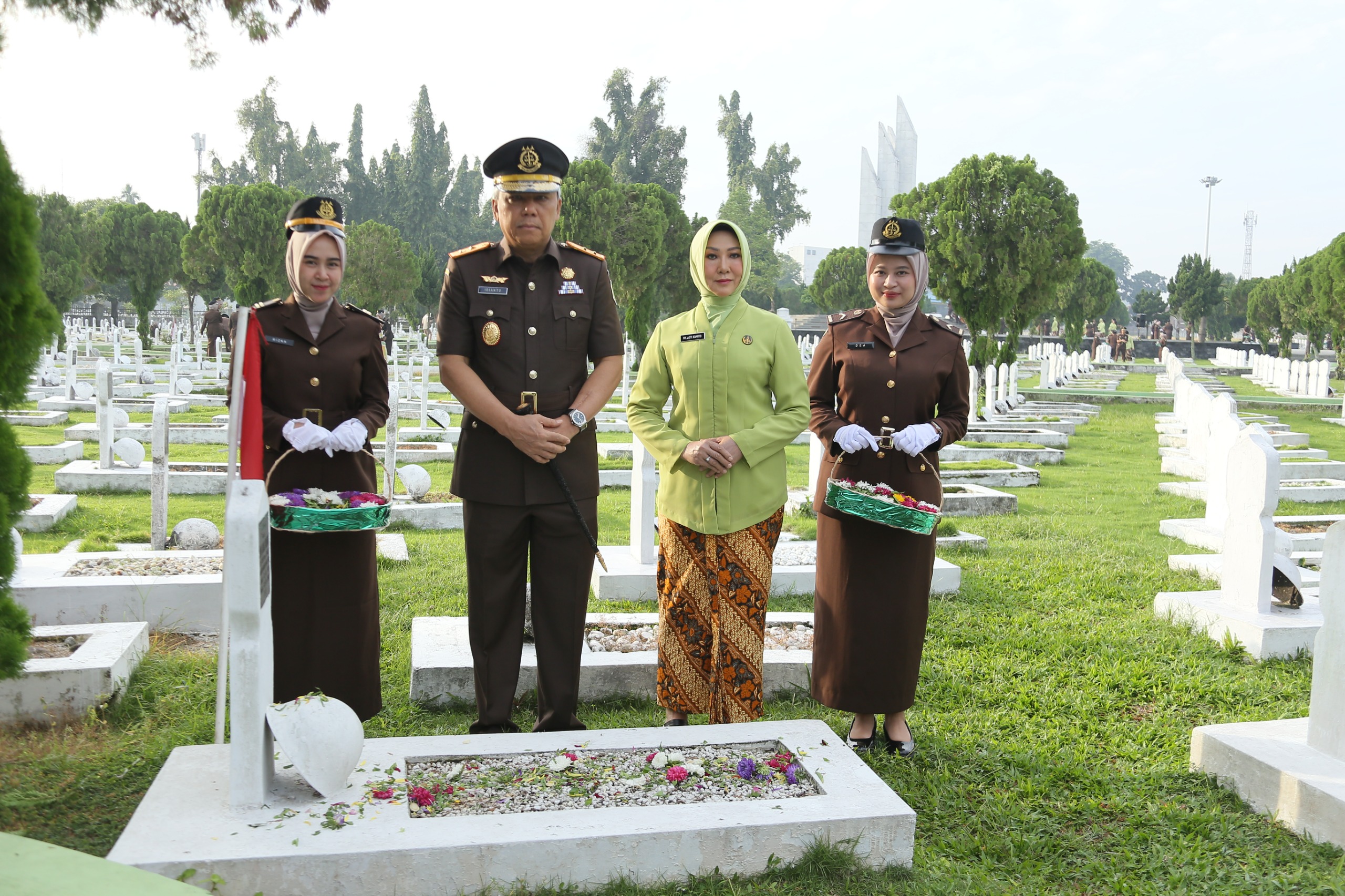Kajati Sumut Idianto, SH,MH ketika melakukan ziarah di Makam Pahlawan Medan.(Istimewa)
