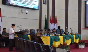 Ketua DPRD Medan Hasyim, SD bersama Wali Kota Medan Bobby Nasution saat RDP tentang Pengelolaan sampah di Gedung Dewan, Senin (22/7/2024). BP/erwan