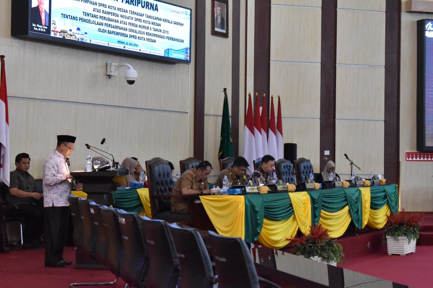 Ketua DPRD Medan Hasyim, SD bersama Wali Kota Medan Bobby Nasution saat RDP tentang Pengelolaan sampah di Gedung Dewan, Senin (22/7/2024). BP/erwan