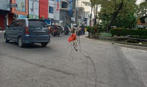 Kabel Tegangan Tinggi Terjuntai si Jalan Sutomo Resahkan Warga