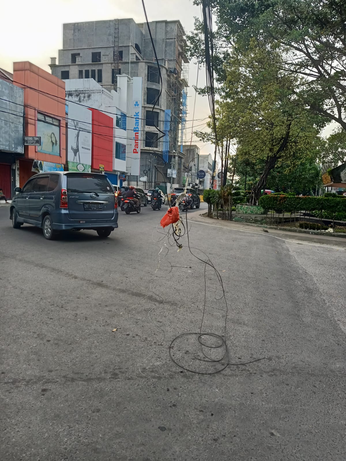 Kabel Tegangan Tinggi Terjuntai si Jalan Sutomo Resahkan Warga