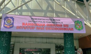 Pemko Medan memasang spanduk menutup Mall Centre Point. BP/erwan
