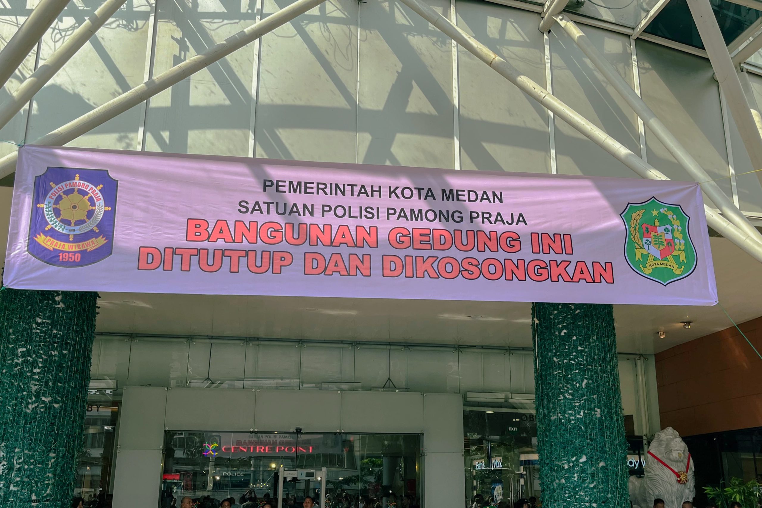 Pemko Medan memasang spanduk menutup Mall Centre Point. BP/erwan