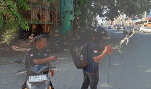 Dua petugas Indohome menata kabel yang terjuntai di Jalan Sutomo dekat pintu masuk Pasar Pusat Pasar Medan. BP/erwan