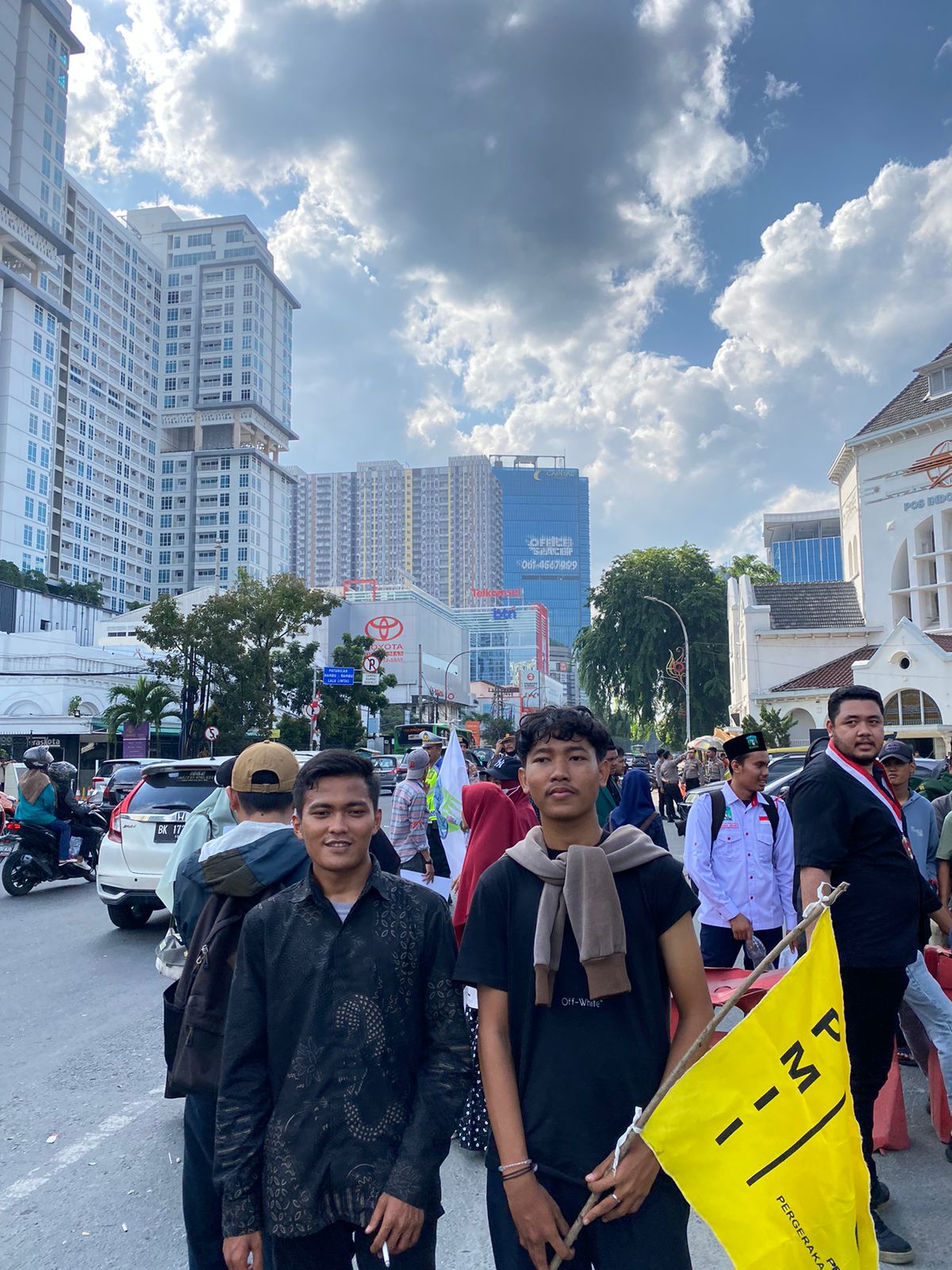 Ketua Umum Pergerakan Mahasiswa Islam Indonesia (PMII) Rayon Fakultas Ilmu Tarbiyah dan Keguruan (UIN) Sumut, Arjuna Dwi Maulana bersama dengan rekannya.(Istimewa).