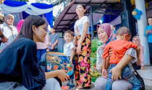 Ketua TP PKK Kota Medan Kahyang Ayu saat berdialog dengan warga di acara Hari Anak Nasional (HAN) di Petisah Medan. BP/erwan
