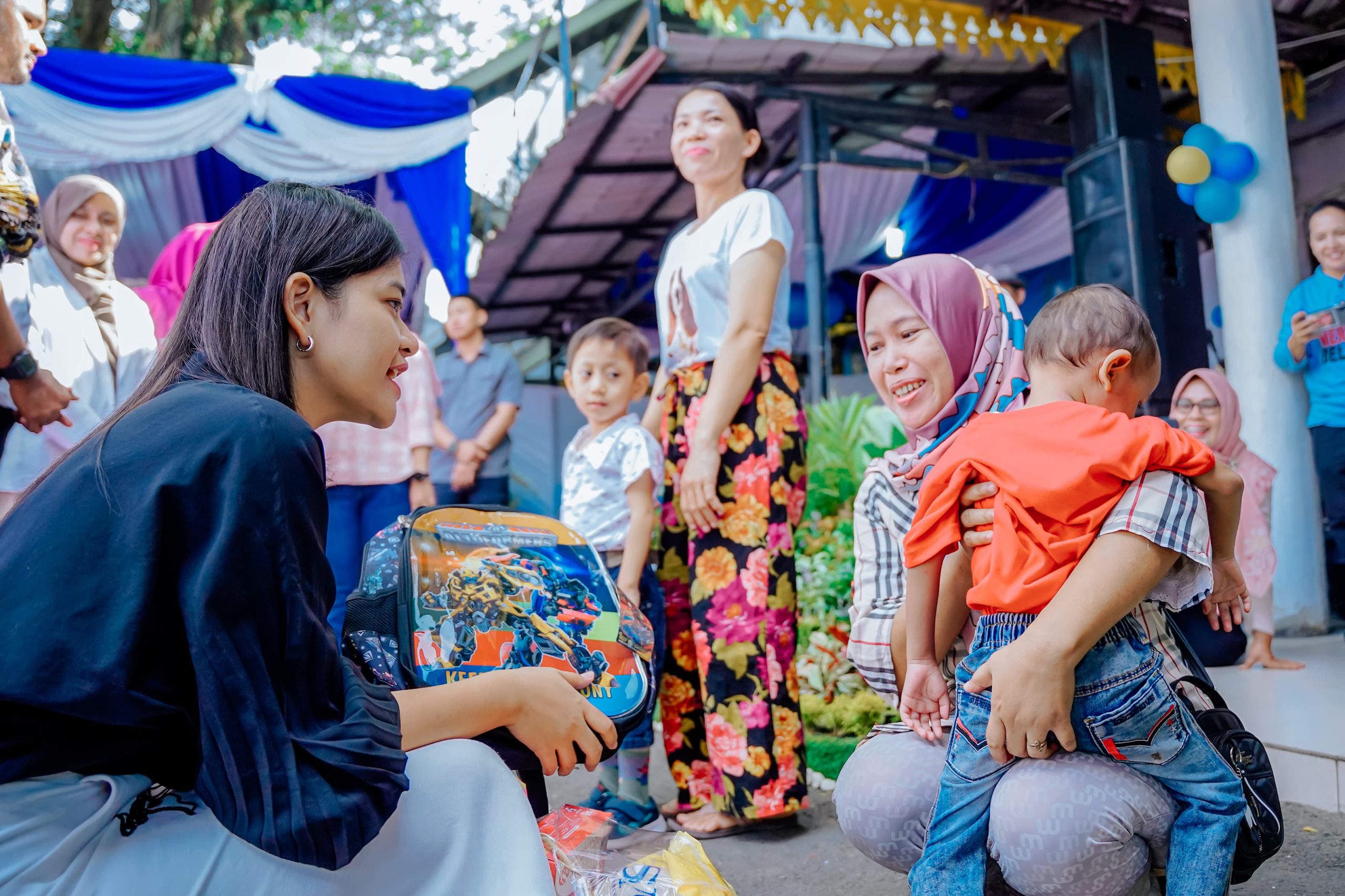 Ketua TP PKK Kota Medan Kahyang Ayu saat berdialog dengan warga di acara Hari Anak Nasional (HAN) di Petisah Medan. BP/erwan