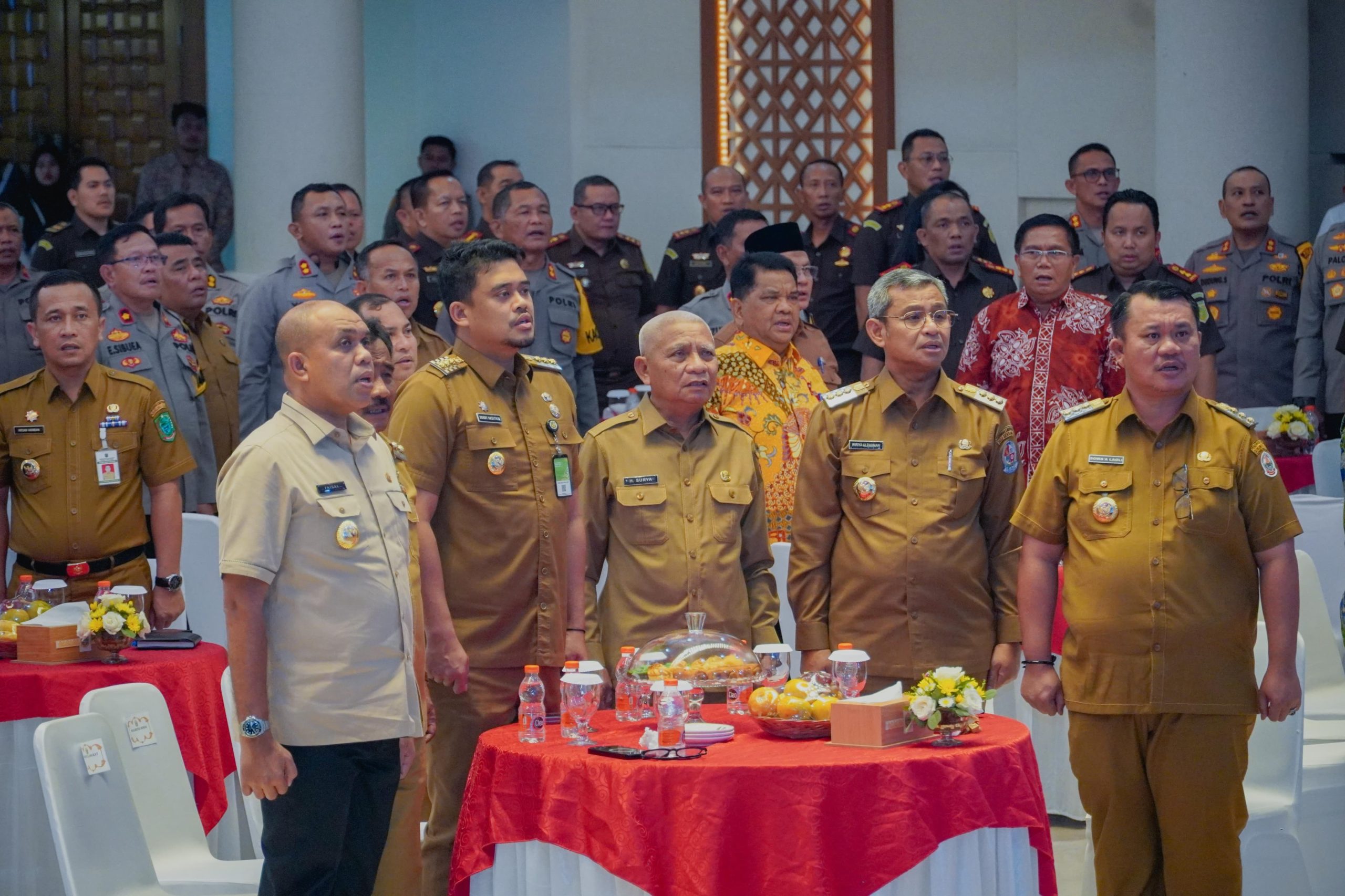Wali Kota Medan Bobby Nasution (dua dari kiri) saat Rakor Forkopiminda di Kantor Gubernur Sumut. BP/erwan