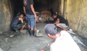 Petugas PHL Kebersihan Pasar Pusat Pasar Medan di bawah arahan Kepala Pasar Khairul Azhar Daulay saat menyemen TPS menyongsong Adipura. BP/erwan