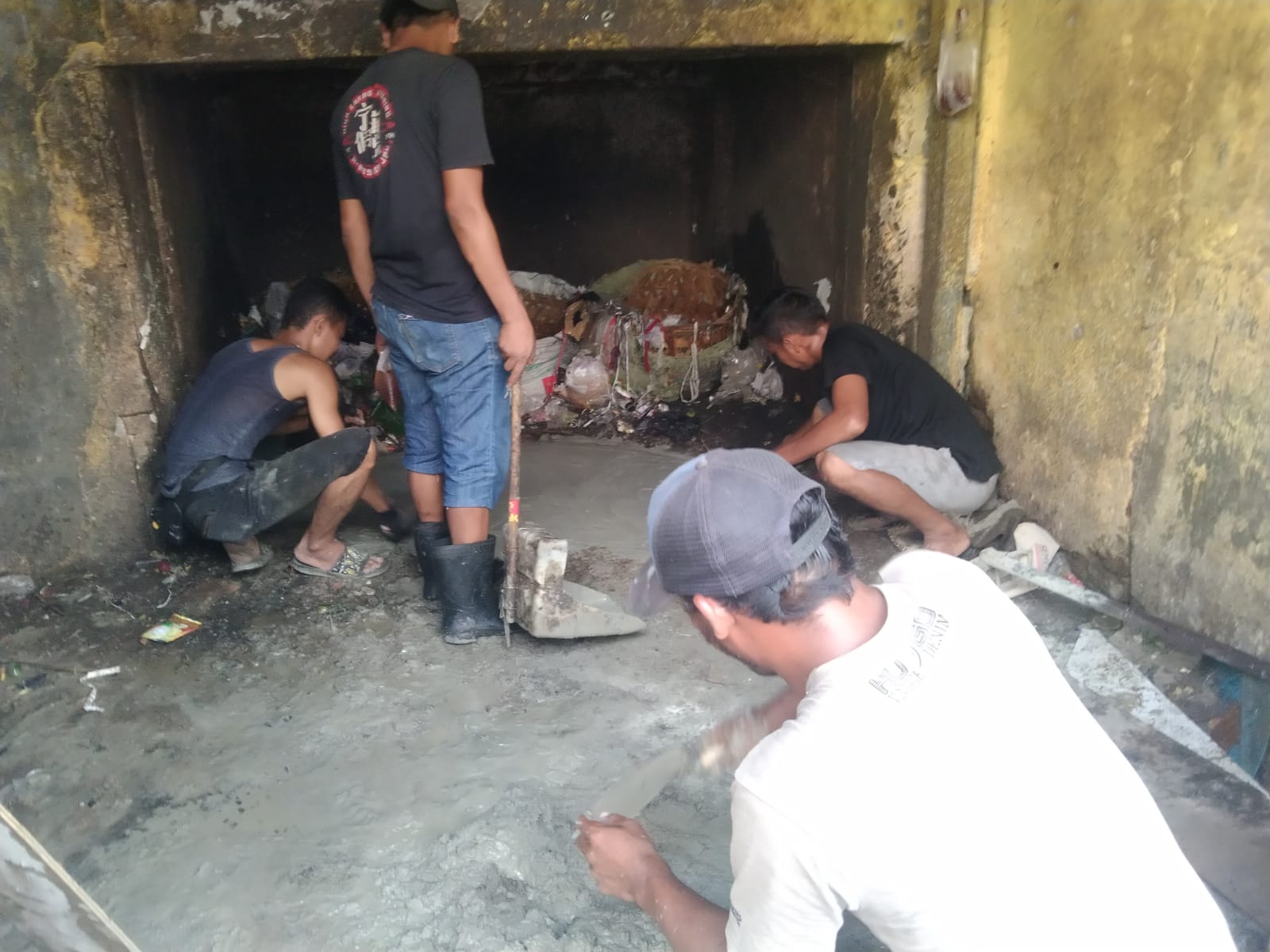 Petugas PHL Kebersihan Pasar Pusat Pasar Medan di bawah arahan Kepala Pasar Khairul Azhar Daulay saat menyemen TPS menyongsong Adipura. BP/erwan