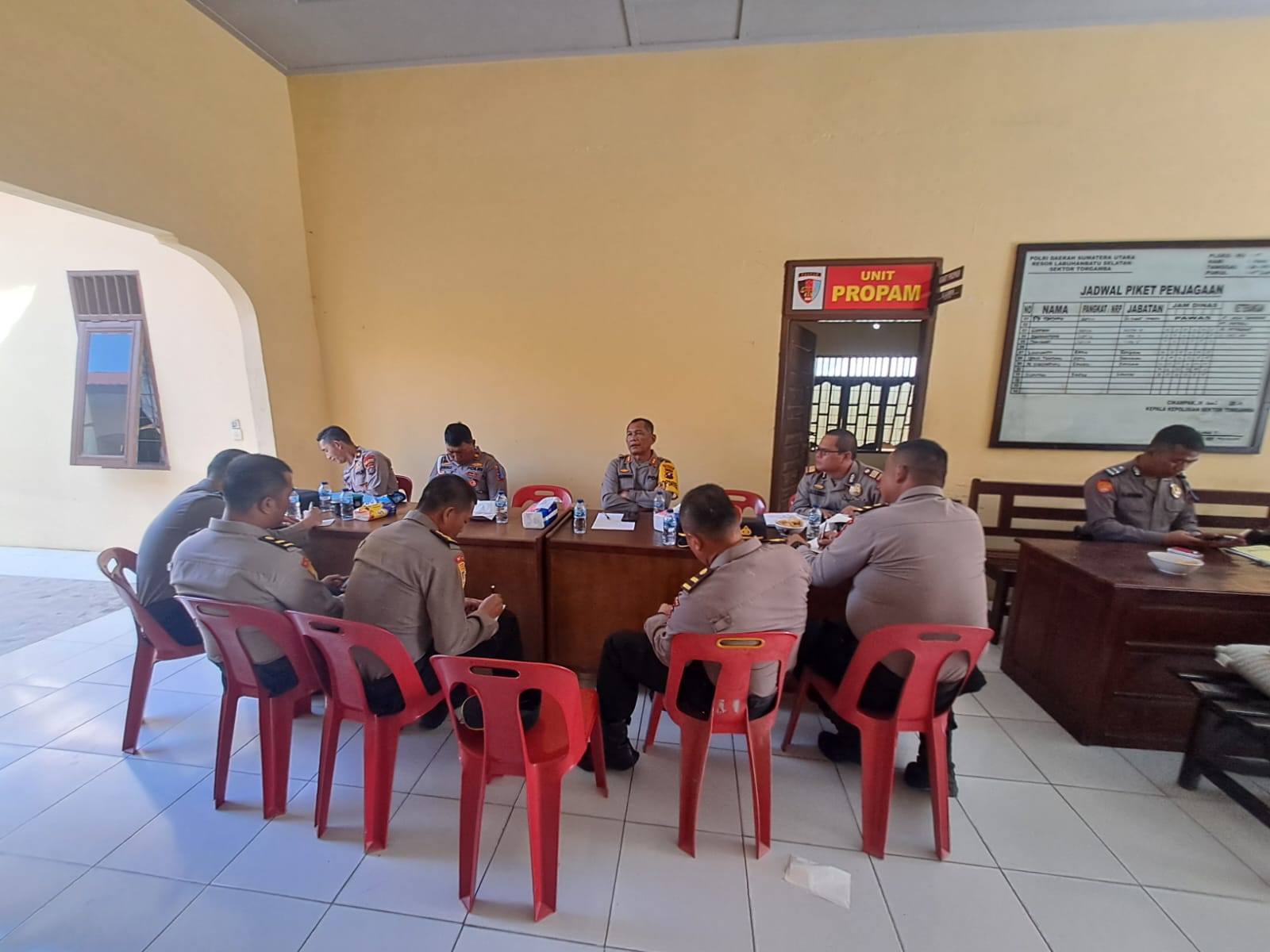 Kapolres Labusel, AKBP Maringan Simanjuntak memimpin Apel Pagi sekaligus pengarahan di Mapolsek Torgamba, Jumat (26/7/2024).