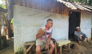 Habib Fahmi (Berkopiah) dan Aneng Anggara (mertua Ujang) di kediamannya di tengah kebun pisang. (Foto: Syahdan Alamsyah)